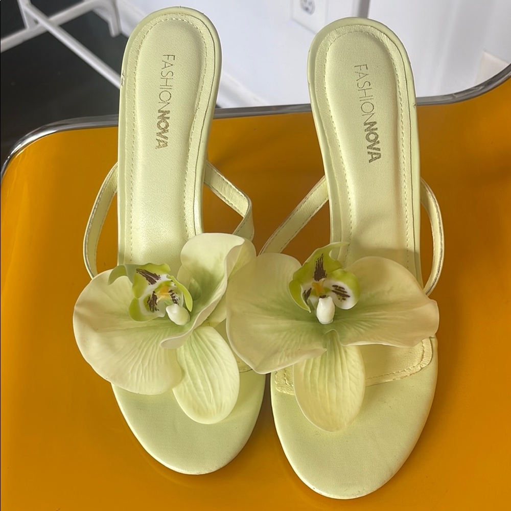 Fashion Nova Women's Pale Yellow Floral Slide Sandals